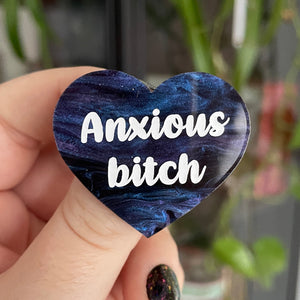 Broche "Anxious bitch" en acrylique marbrée noire, bleue et violette