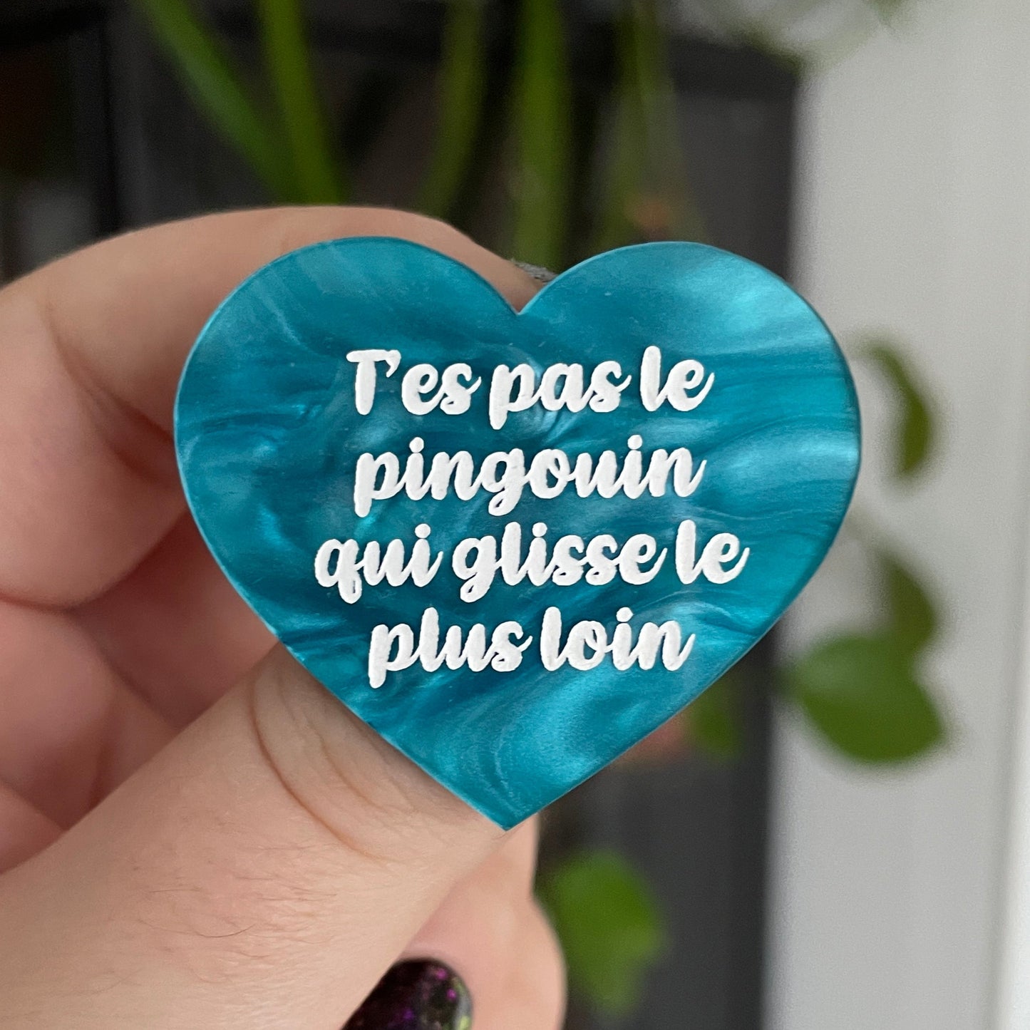 Broche "T'es pas le pingouin qui glisse le plus loin" en acrylique marbrée bleue