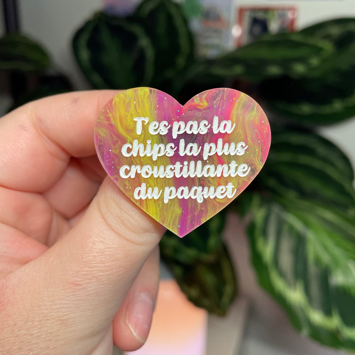 [Contrôle technique] Broche "T'es pas la chips la plus croustillante du paquet" en acrylique marbrée multicolore