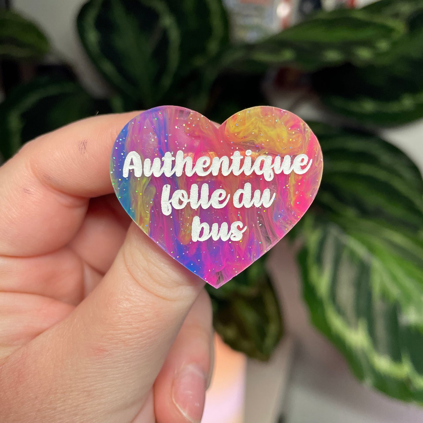 [Contrôle technique] Broche "Authentique folle du bus" en acrylique marbrée multicolore