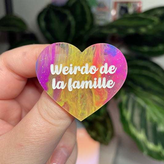 [Contrôle technique] Broche "Weirdo de la famille" en acrylique marbrée multicolore