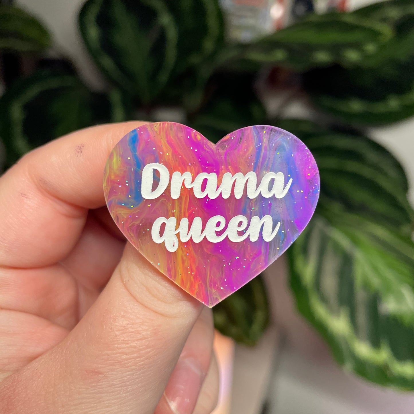 [Contrôle technique] Broche "Drama queen" en acrylique marbrée multicolore