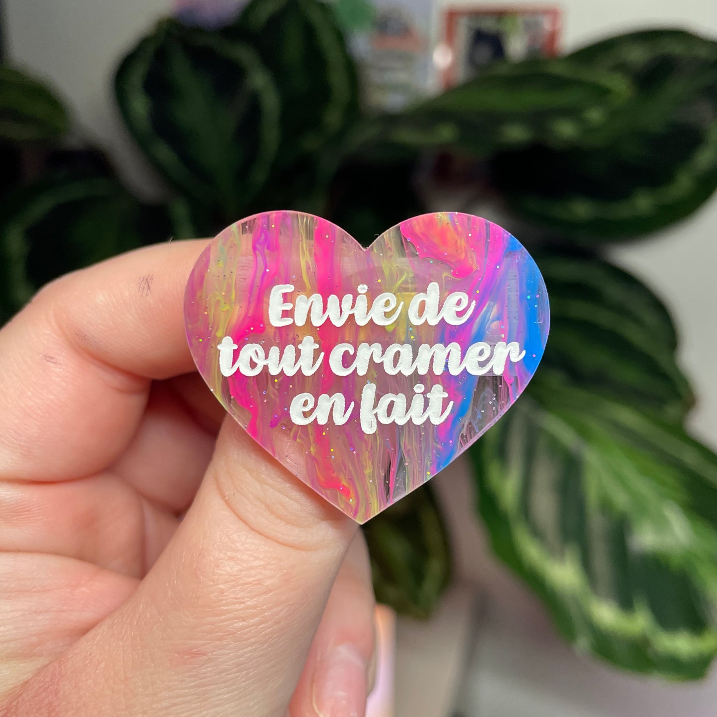 [Contrôle technique] Broche "Envie de tout cramer en fait" en acrylique marbrée multicolore