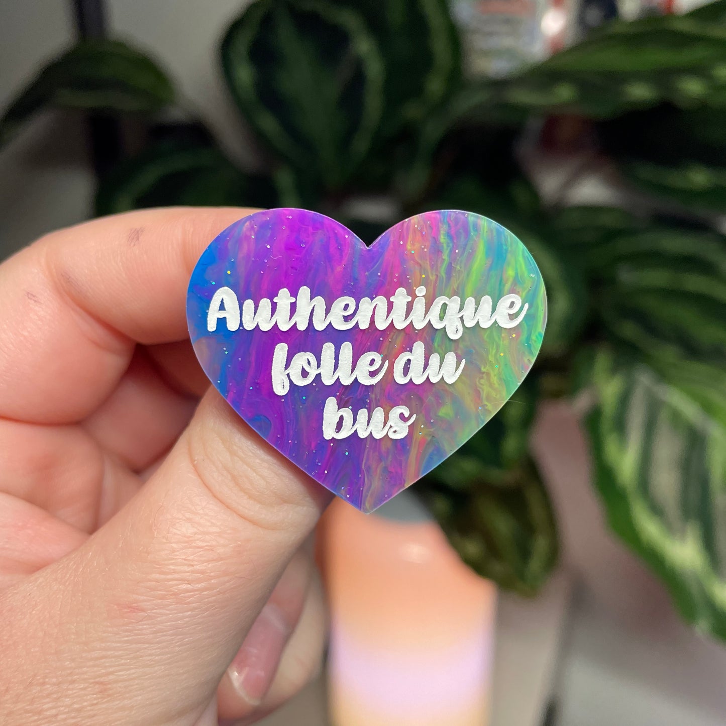 [Contrôle technique] Broche "Authentique folle du bus" en acrylique marbrée multicolore