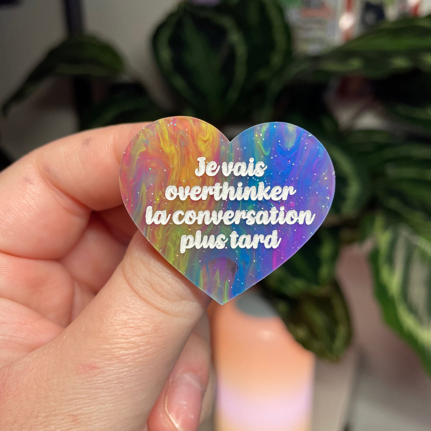 [Contrôle technique] Broche "Je vais overthinker la conversation plus tard" en acrylique marbrée multicolore