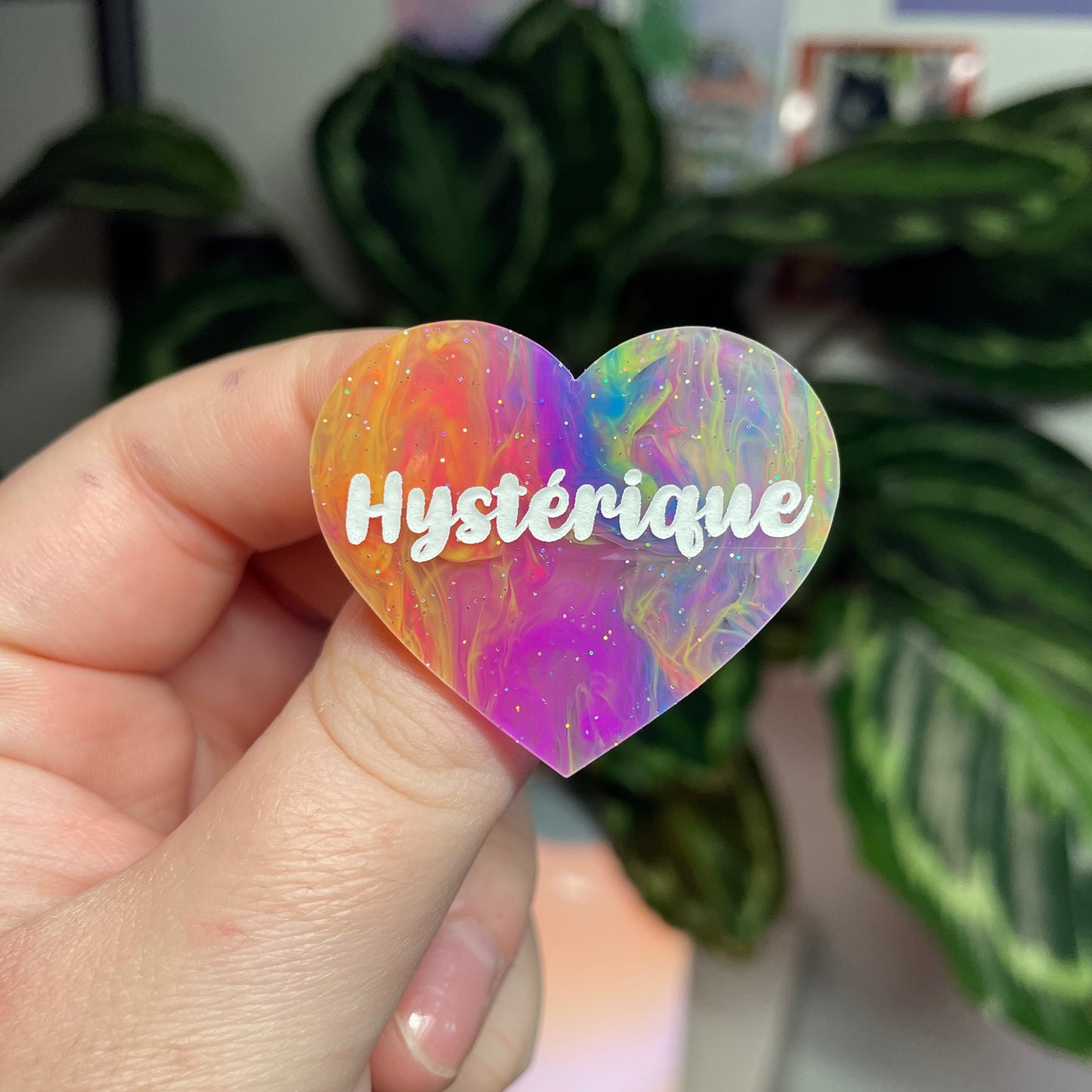 [Contrôle technique] Broche "Hystérique" en acrylique marbrée multicolore