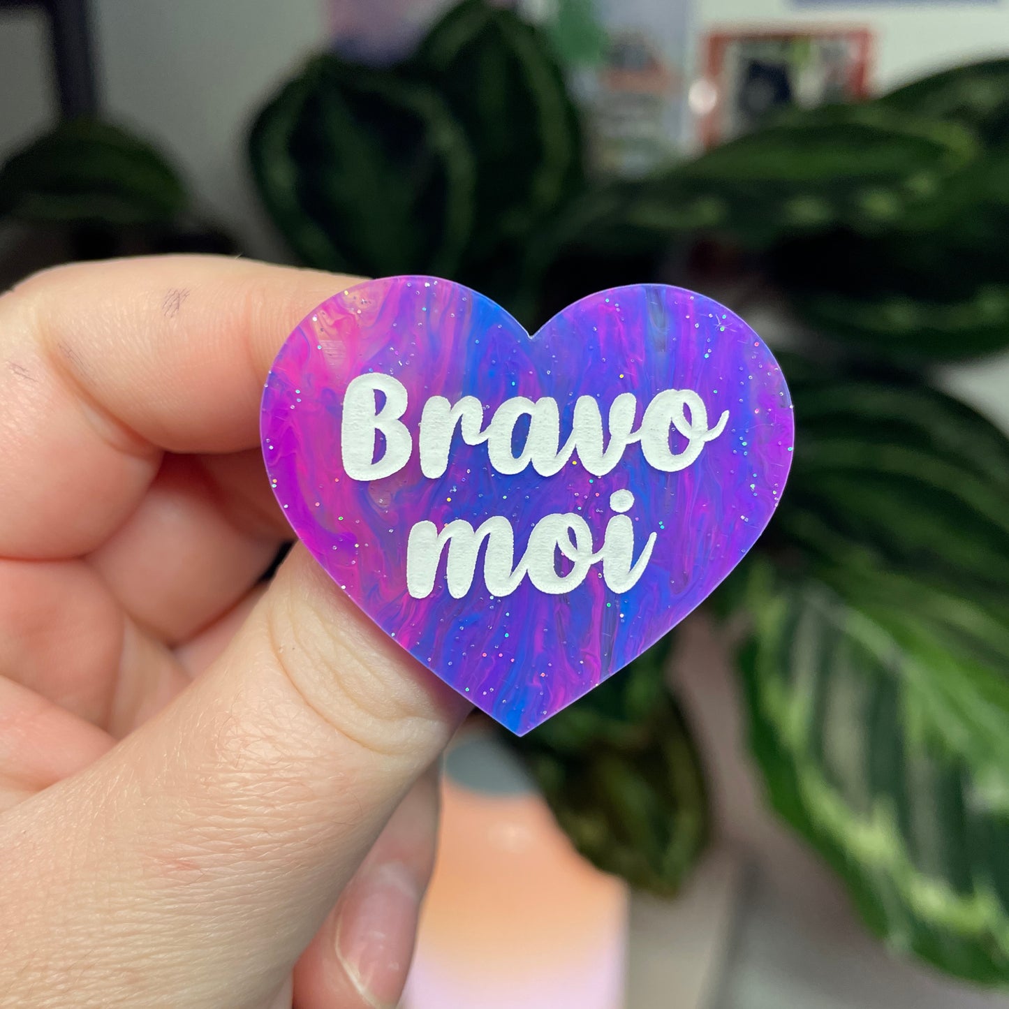 [Contrôle technique] Broche "Bravo moi" en acrylique marbrée multicolore