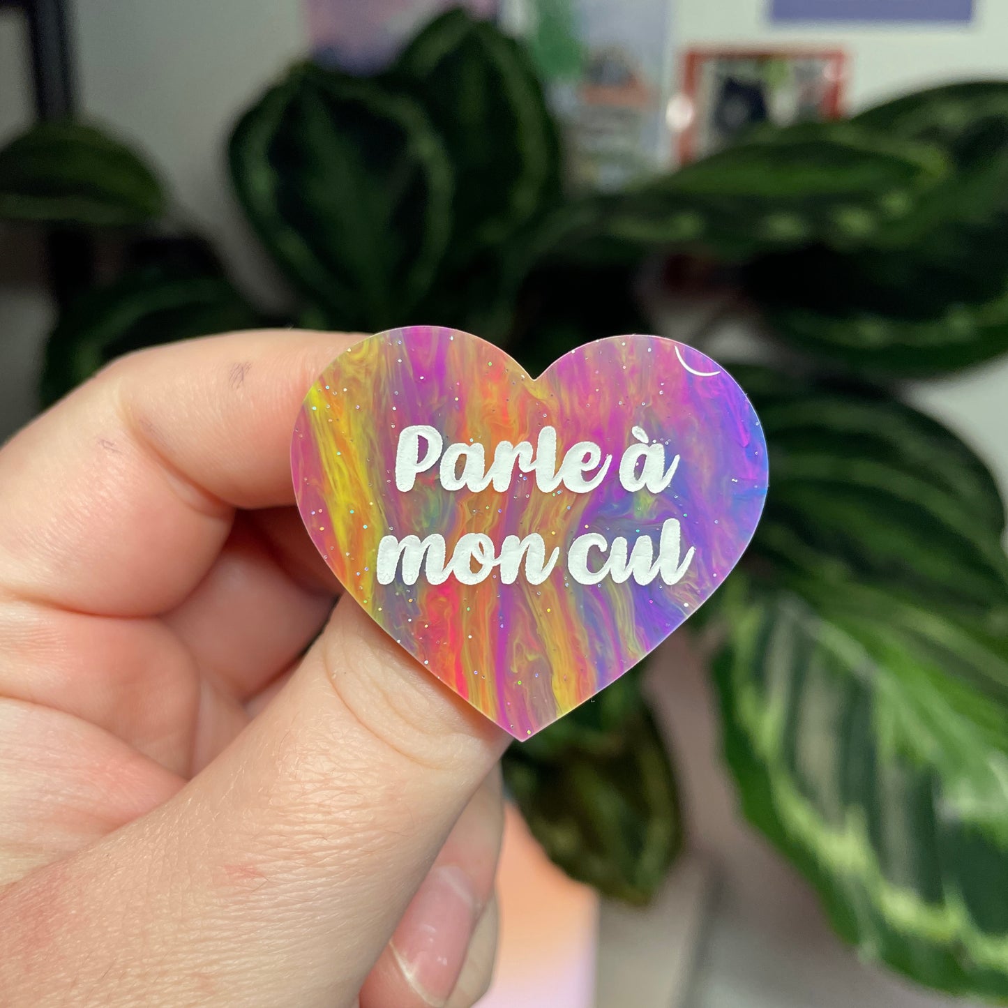 [Contrôle technique] Broche "Parle à mon cul" en acrylique marbrée multicolore