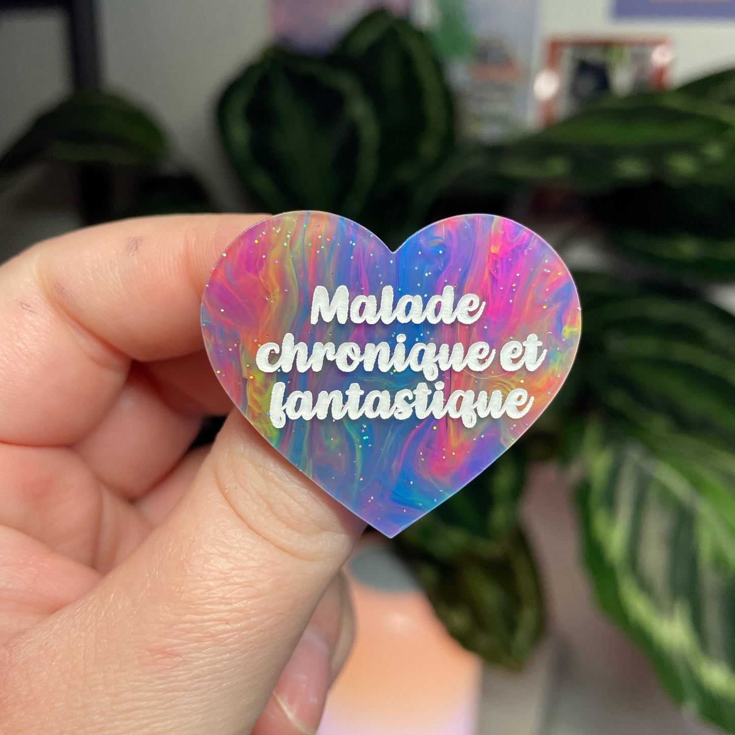 [Contrôle technique] Broche "Malade chronique et fantastique" en acrylique marbrée multicolore