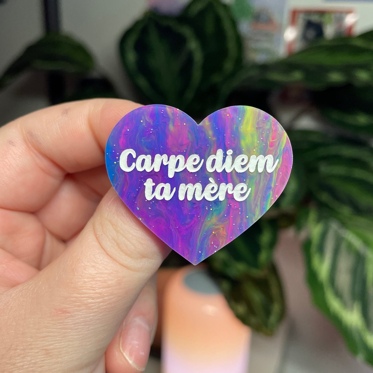 [Contrôle technique] Broche "Carpe diem ta mère" en acrylique marbrée multicolore
