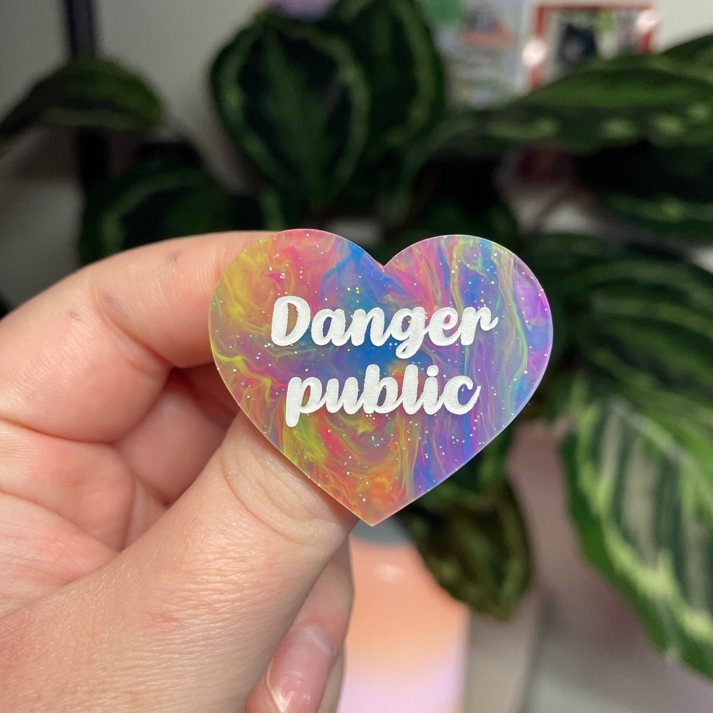 [Contrôle technique] Broche "Danger public" en acrylique marbrée multicolore