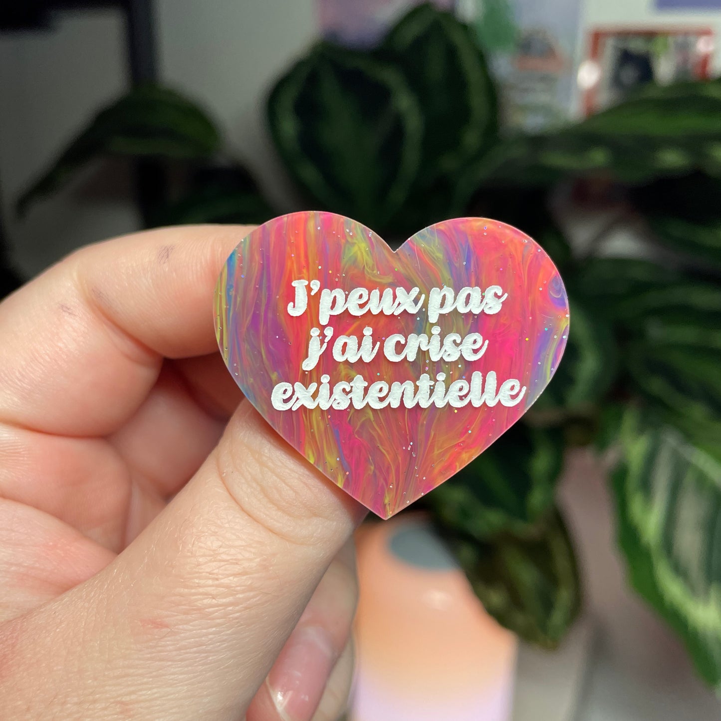 [Contrôle technique] Broche "J'peux pas j'ai crise existentielle" en acrylique marbrée multicolore
