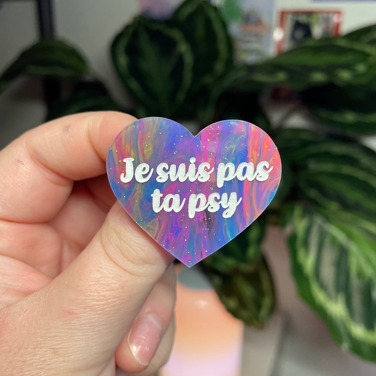 [Contrôle technique] Broche "Je suis pas ta psy" en acrylique marbrée multicolore
