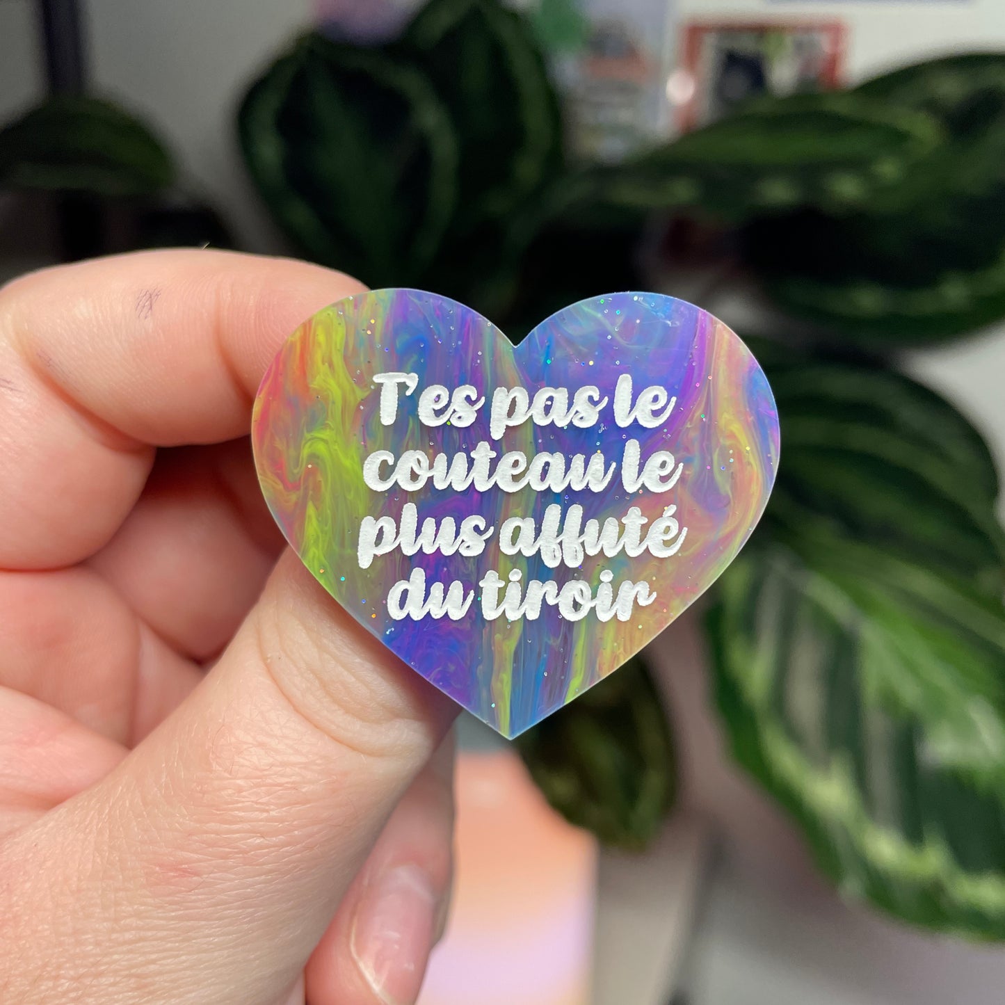 [Contrôle technique] Broche "T'es pas le couteau le plus affuté du tiroir" en acrylique marbrée multicolore