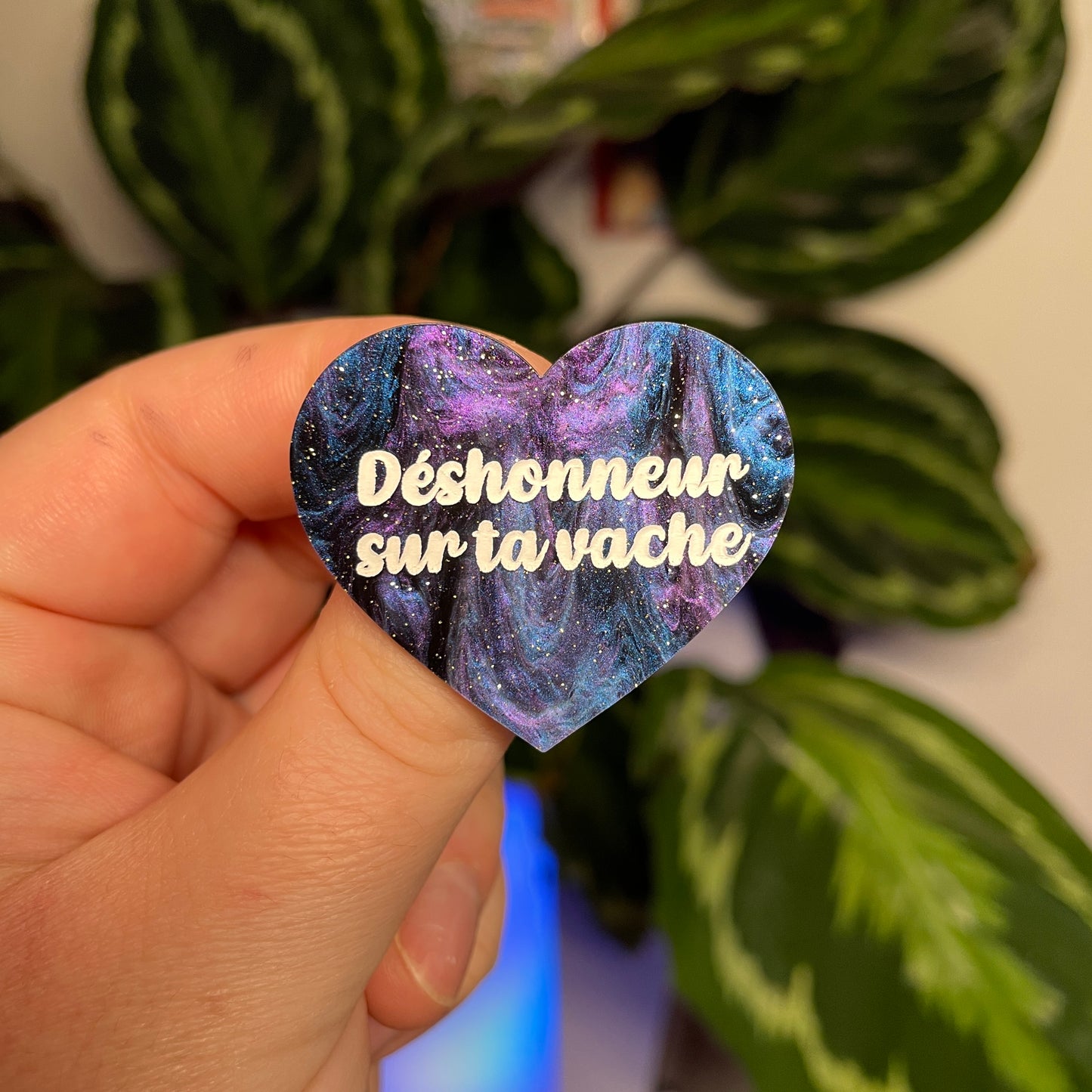 [Contrôle technique] Broche "Déshonneur sur ta vache" en acrylique marbrée bleue, noire et violette à paillettes