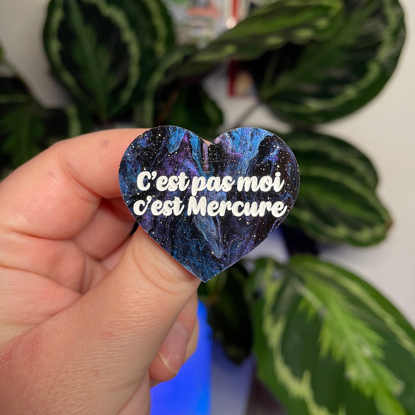 [Contrôle technique] Broche "C'est pas moi c'est Mercure" en acrylique marbrée bleue, noire et violette à paillettes