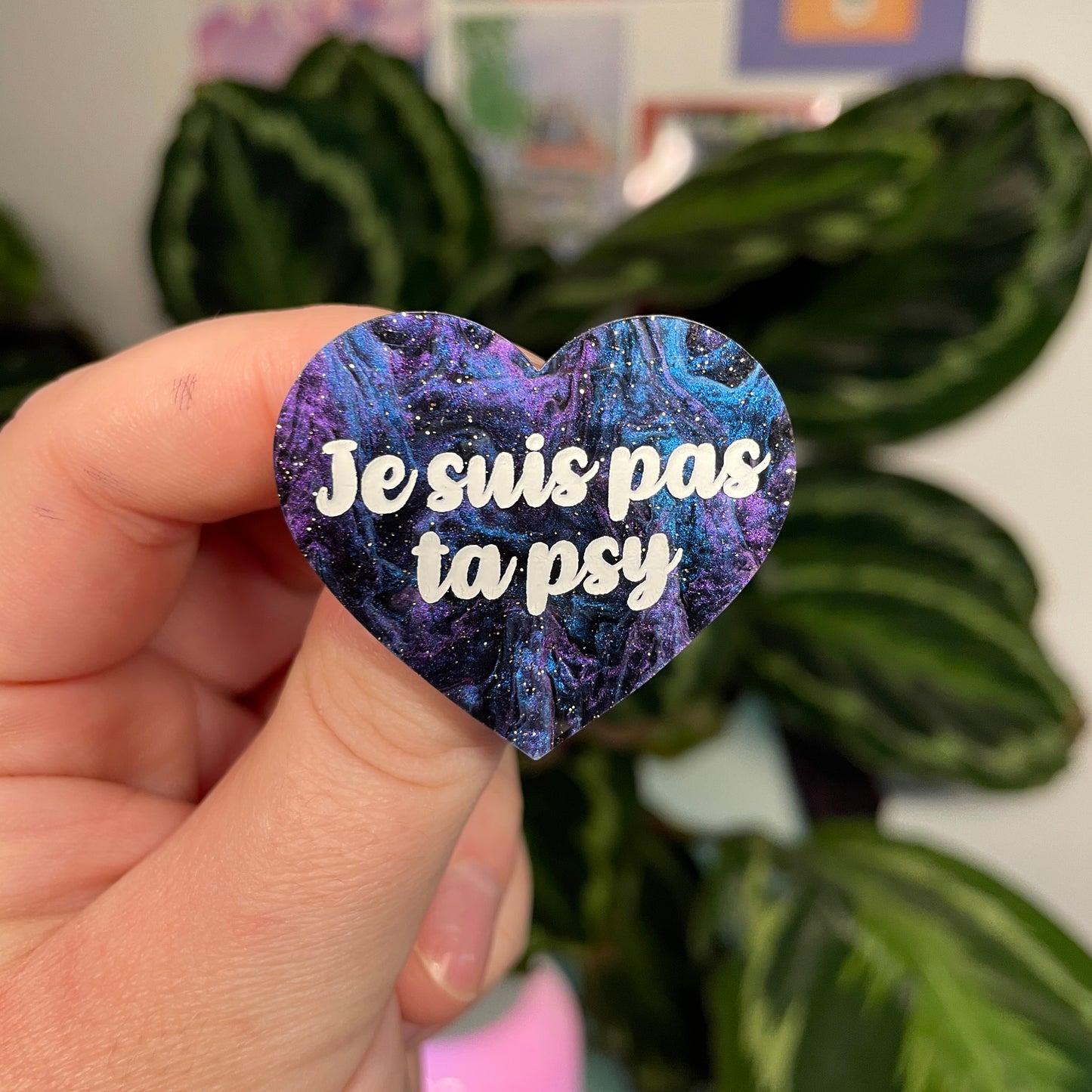 [Contrôle technique] Broche "Je suis pas ta psy" en acrylique marbrée bleue, noire et violette à paillettes