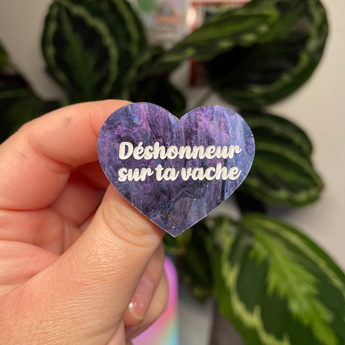 [Contrôle technique] Broche "Déshonneur sur ta vache" en acrylique marbrée bleue, noire et violette à paillettes