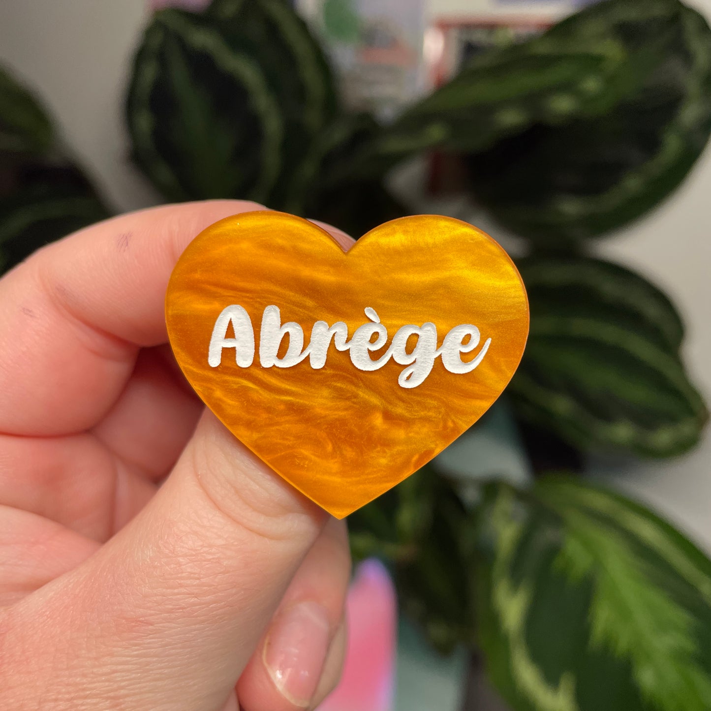 [Contrôle technique] Broche "Abrège" en acrylique marbrée orange