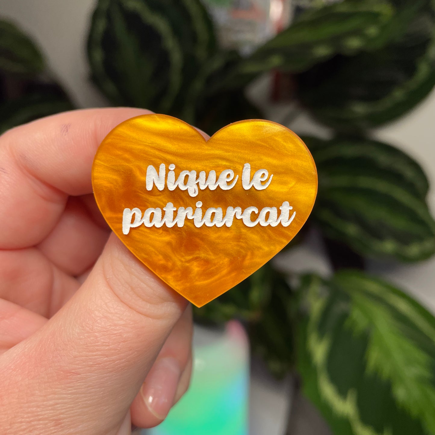 [Contrôle technique] Broche "Nique le patriarcat" en acrylique marbrée orange