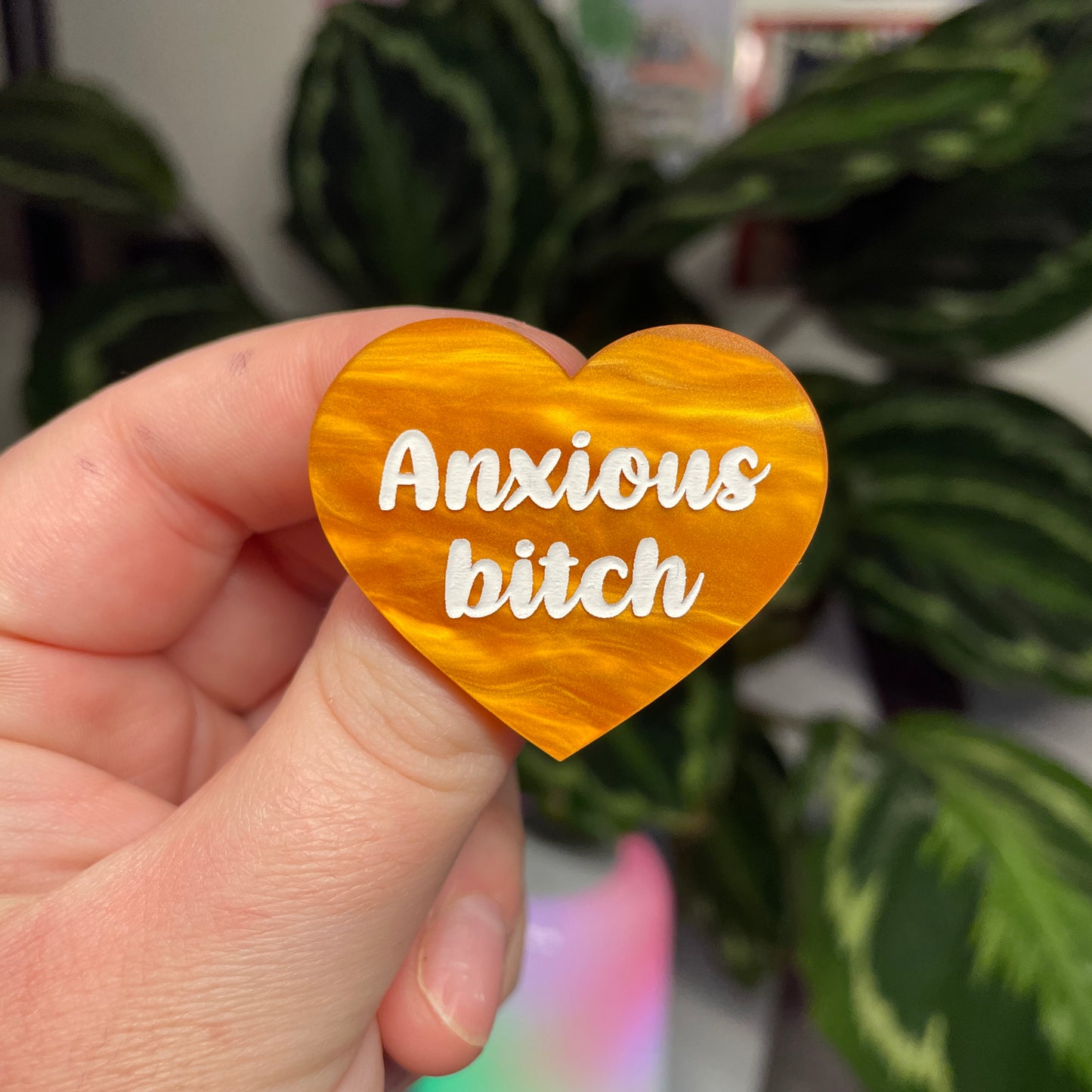 [Contrôle technique] Broche "Anxious bitch" en acrylique marbrée orange