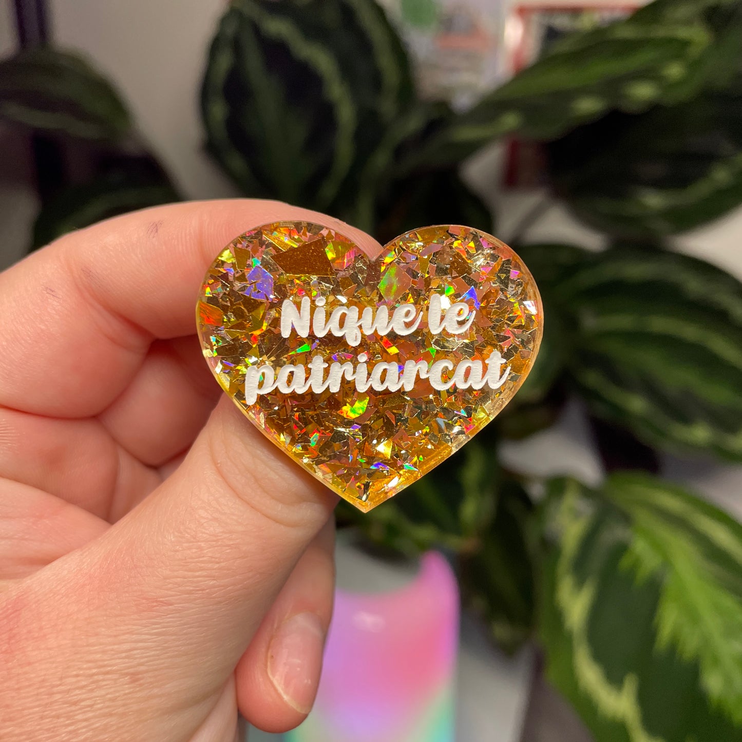[Contrôle technique] Broche "Nique le patriarcat" en acrylique transparente avec des éclats de confettis jaunes