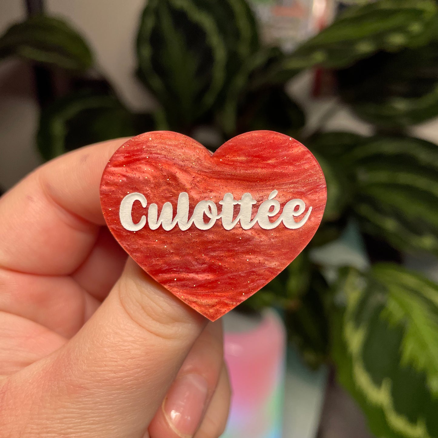 [Contrôle technique] Broche "Culottée" en acrylique marbrée rose à paillettes