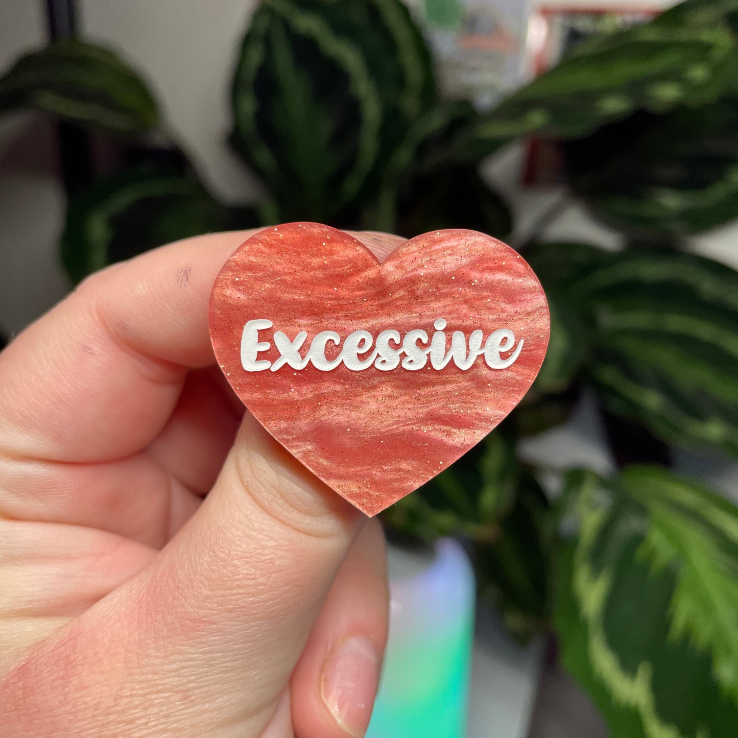 [Contrôle technique] Broche "Excessive" en acrylique marbrée rose à paillettes