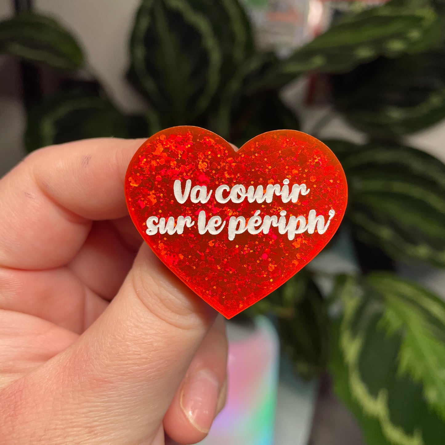 [Contrôle technique] Broche "Va courir sur le périph'" en acrylique à paillettes oranges