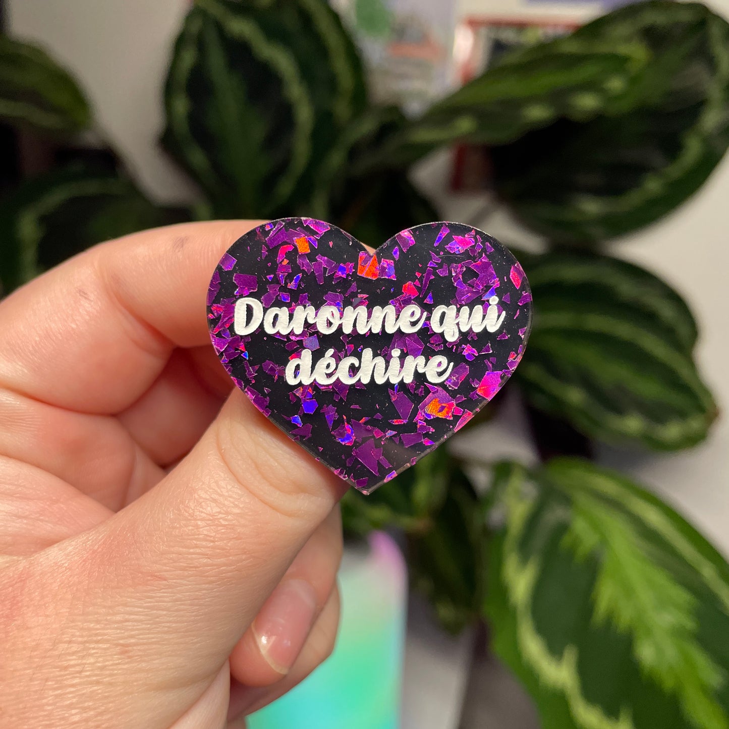[Contrôle technique] Broche "Daronne qui déchire" en acrylique noire avec des éclats de confettis violets