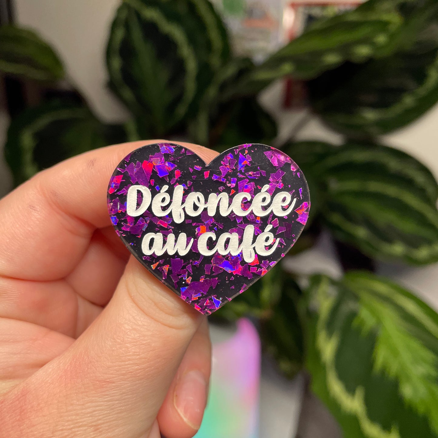 [Contrôle technique] Broche "Défoncée au café" en acrylique noire avec des éclats de confettis violets