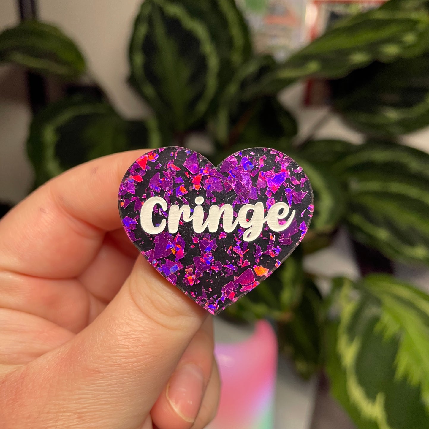 [Contrôle technique] Broche "Cringe" en acrylique noire avec des éclats de confettis violets