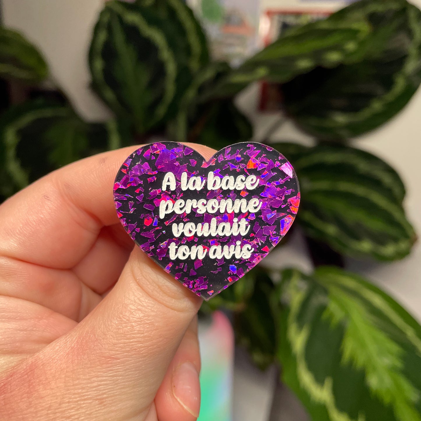[Contrôle technique] Broche "A la base personne voulait ton avis" en acrylique noire avec des éclats de confettis violets