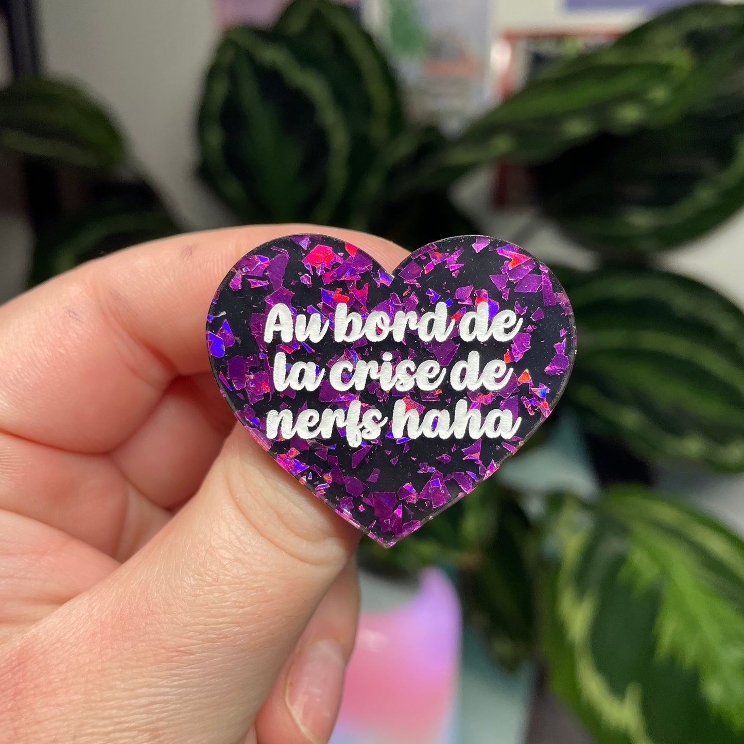 [Contrôle technique] Broche "Au bord de la crise de nerfs haha" en acrylique noire avec des éclats de confettis violets
