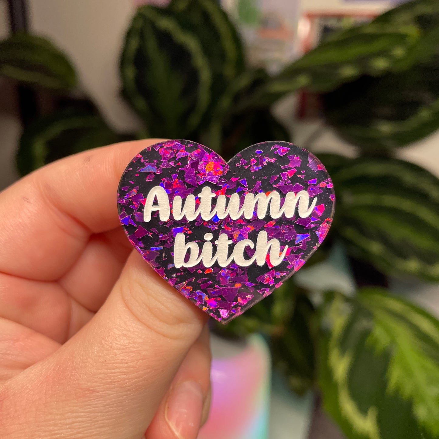 [Contrôle technique] Broche "Autumn bitch" en acrylique noire avec des éclats de confettis violets