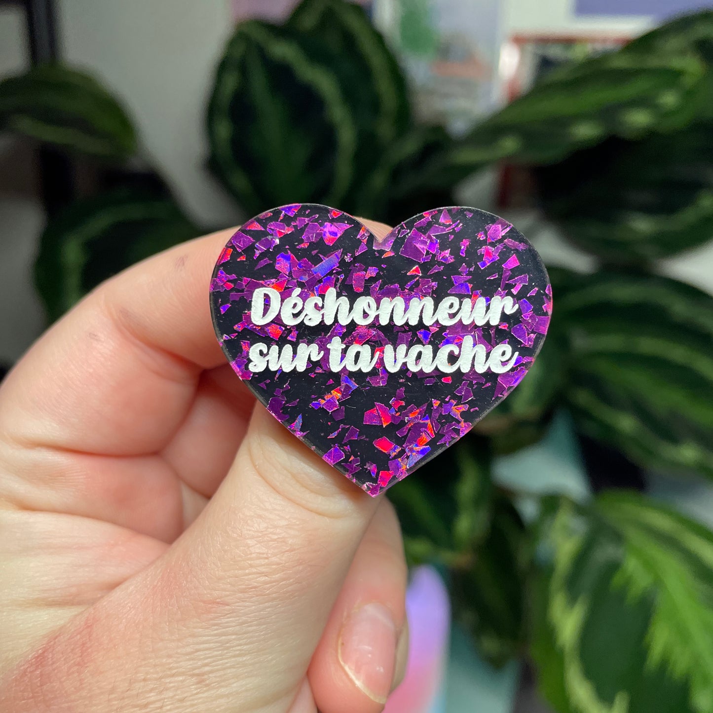 [Contrôle technique] Broche "Déshonneur sur ta vache" en acrylique noire avec des éclats de confettis violets