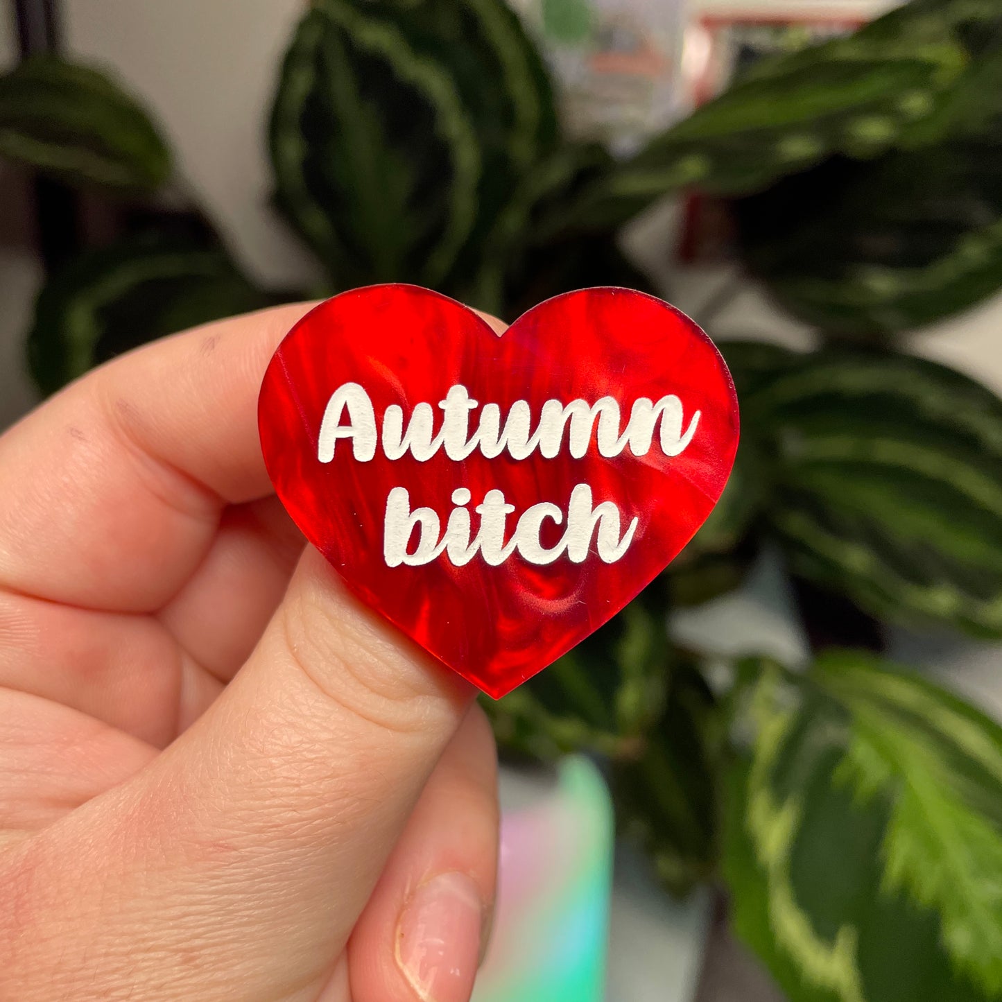 [Contrôle technique] Broche "Autumn bitch" en acrylique marbrée rouge