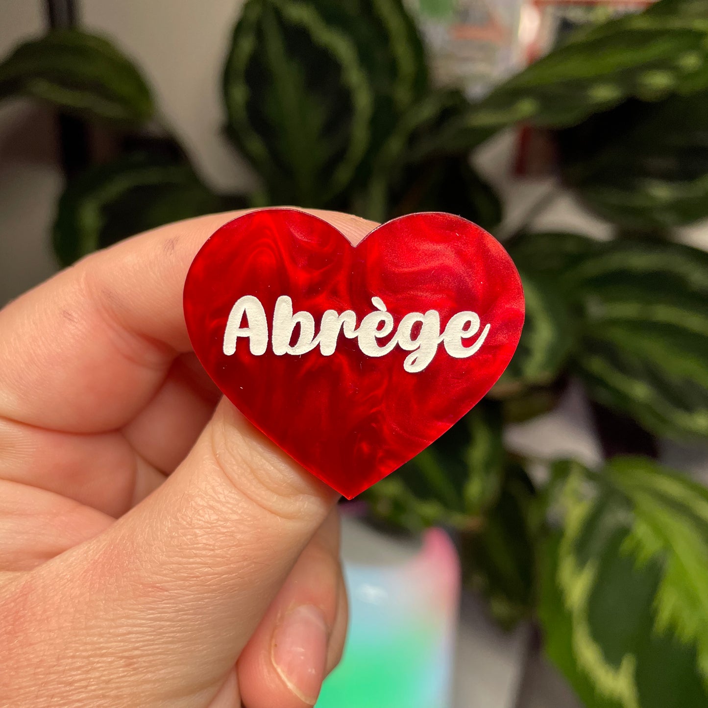 [Contrôle technique] Broche "Abrège" en acrylique marbrée rouge