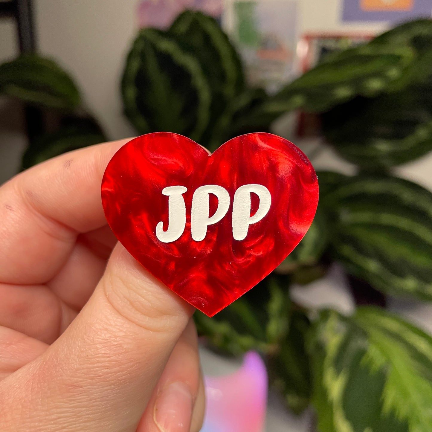 [Contrôle technique] Broche "JPP" en acrylique marbrée rouge