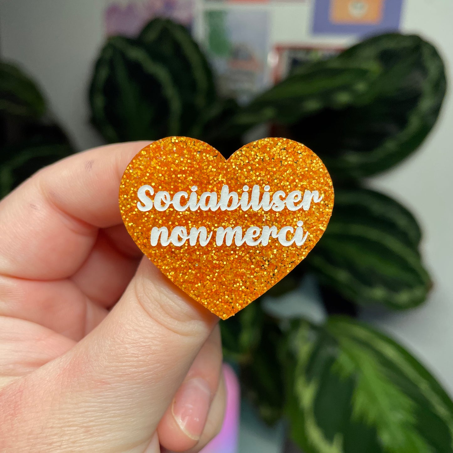 [Contrôle technique] Broche "Sociabiliser, non merci" en acrylique à paillettes oranges