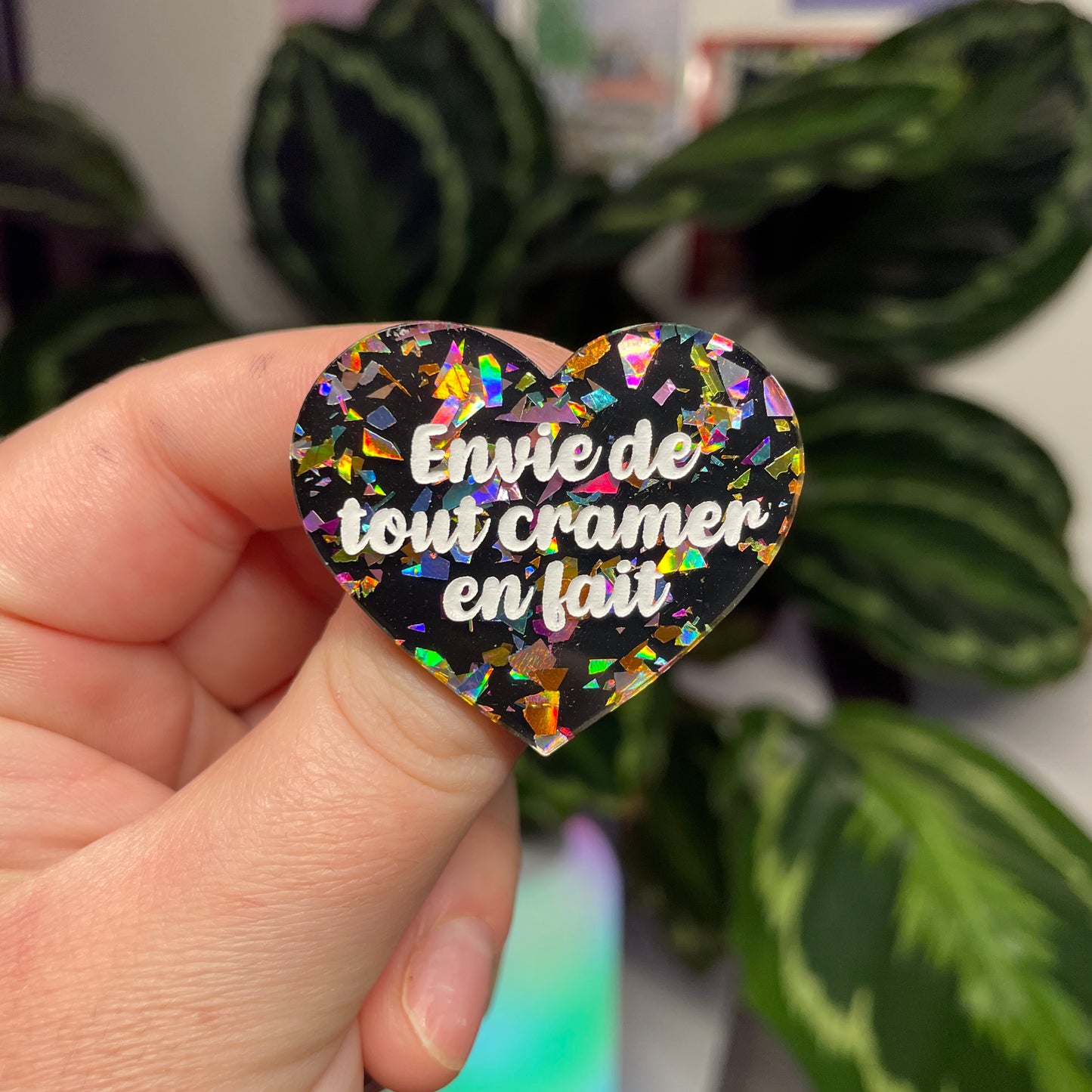 [Contrôle technique] Broche "Envie de tout cramer en fait" en acrylique noire avec des éclats de confettis multicolores