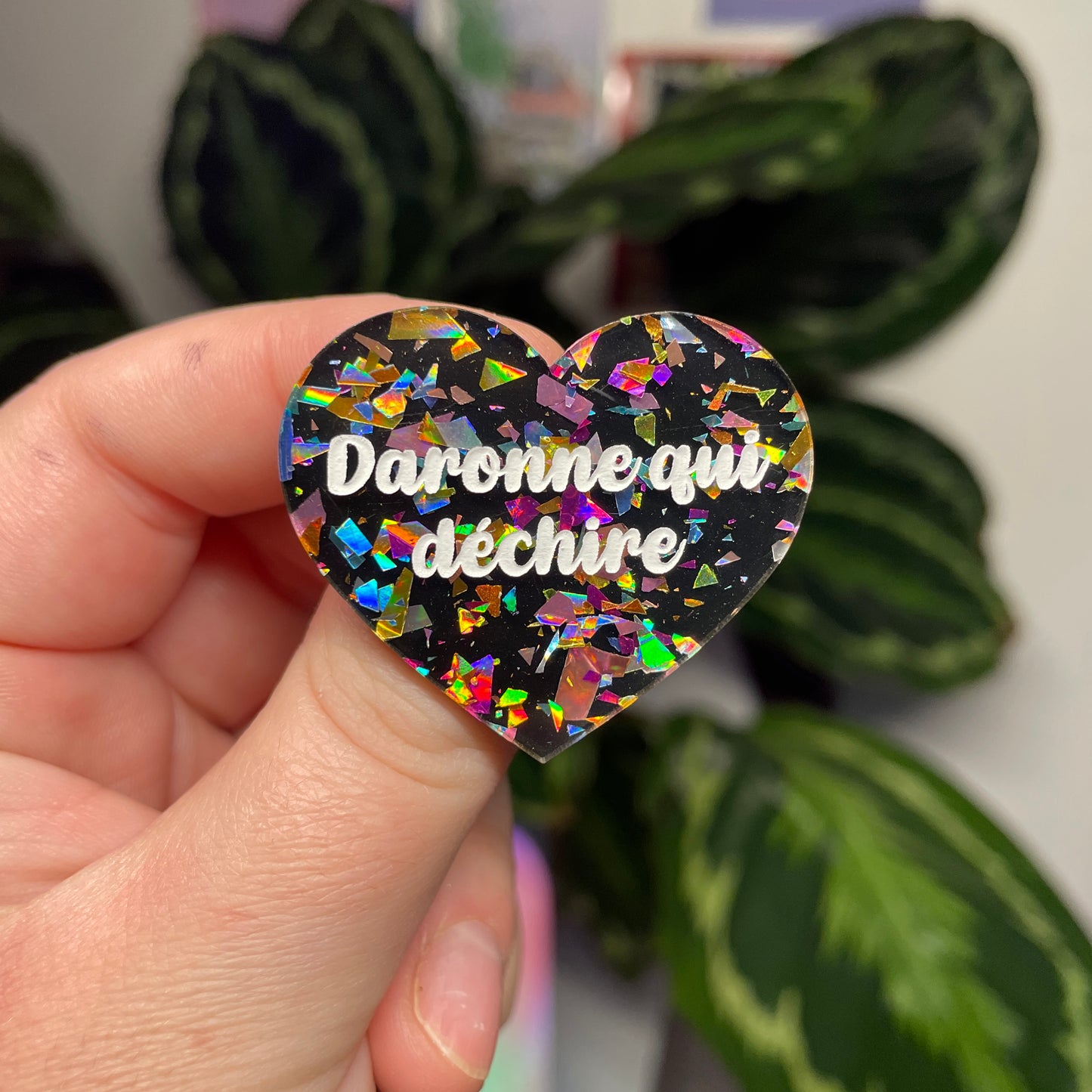 [Contrôle technique] Broche "Daronne qui déchire" en acrylique noire avec des éclats de confettis multicolores