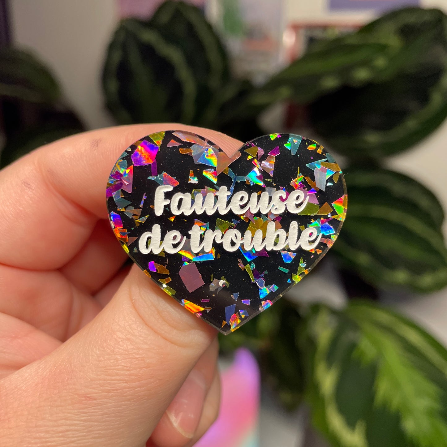 [Contrôle technique] Broche "Fauteuse de trouble" en acrylique noire avec des éclats de confettis multicolores