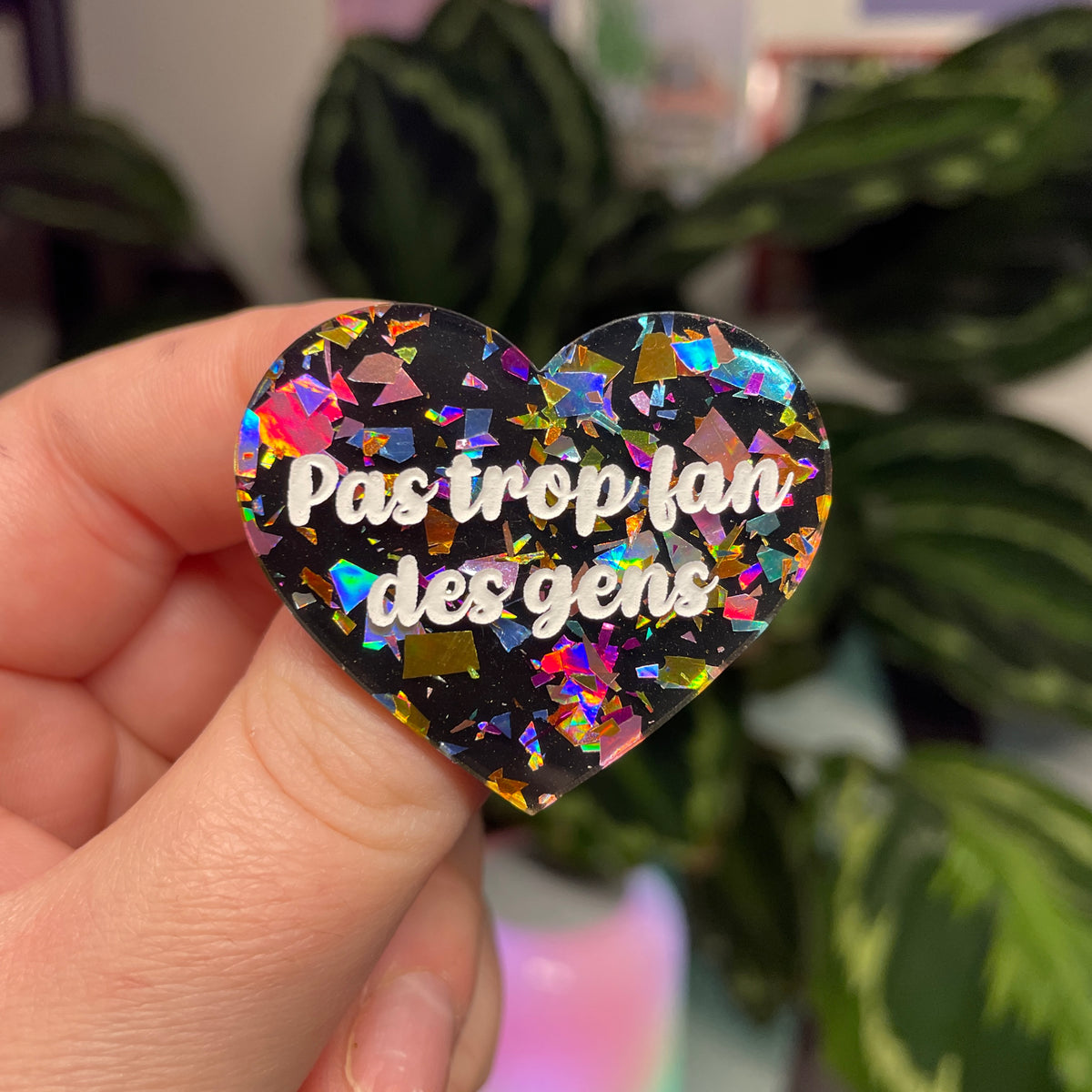 [Contrôle technique] Broche "Pas trop fan des gens" en acrylique noire avec des éclats de confettis multicolores