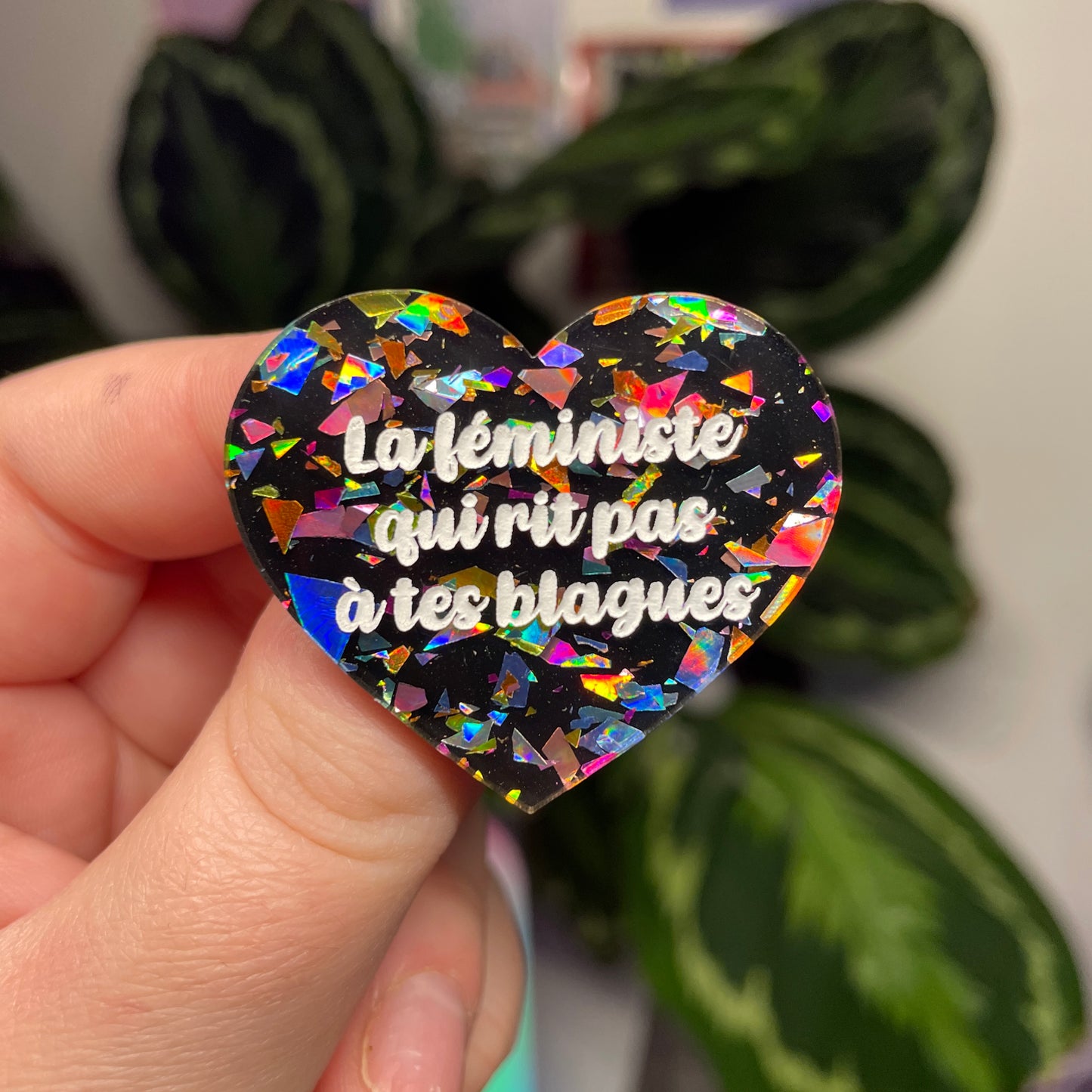 [Contrôle technique] Broche "La féministe qui rit pas à tes blagues" en acrylique noire avec des éclats de confettis multicolores