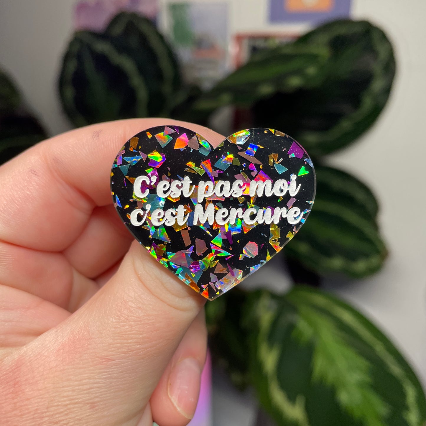 [Contrôle technique] Broche "C'est pas moi c'est Mercure" en acrylique noire avec des éclats de confettis multicolores