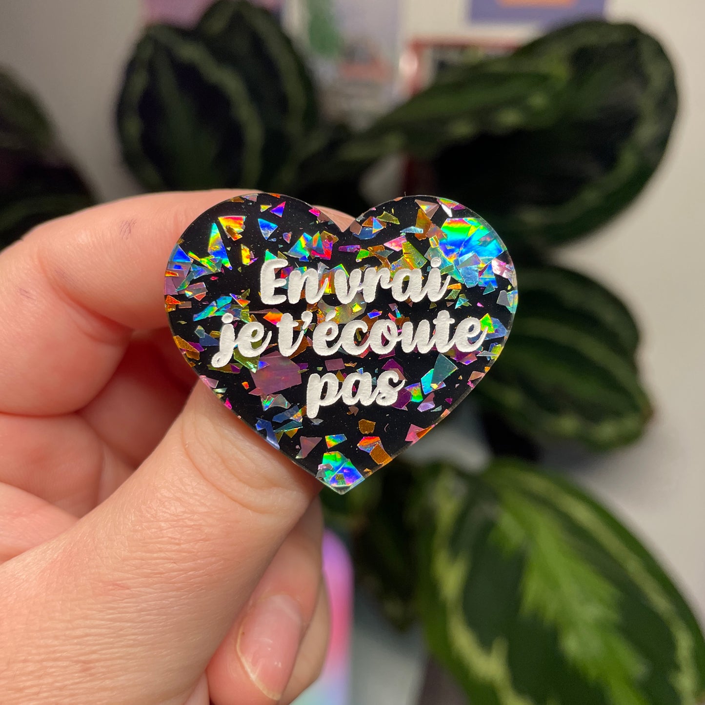 [Contrôle technique] Broche "En vrai je t'écoute pas" en acrylique noire avec des éclats de confettis multicolores