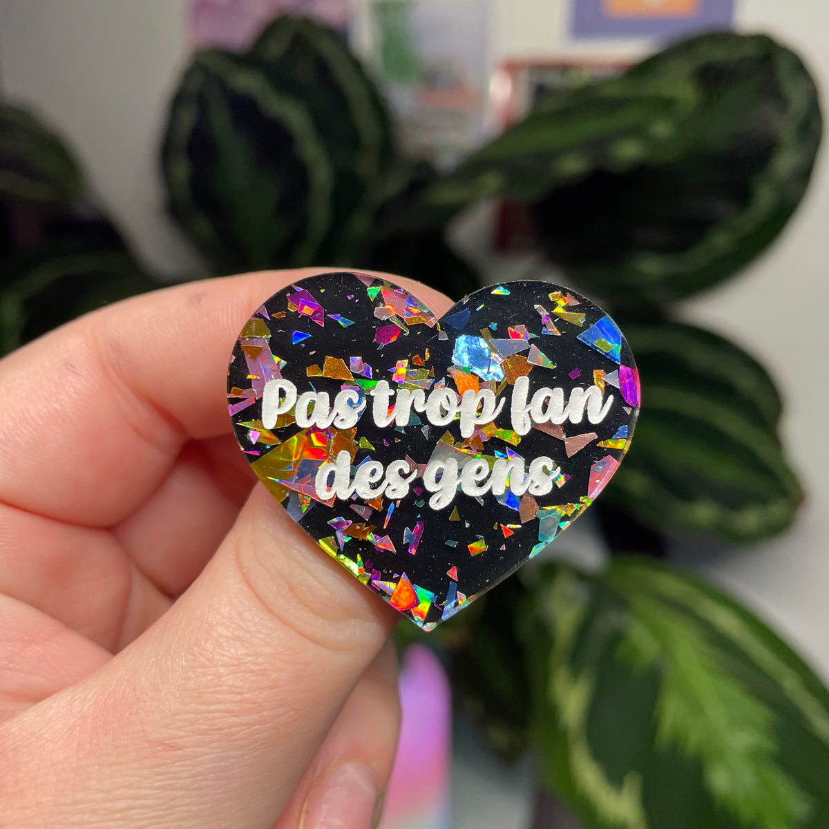 [Contrôle technique] Broche "Pas trop fan des gens" en acrylique noire avec des éclats de confettis multicolores