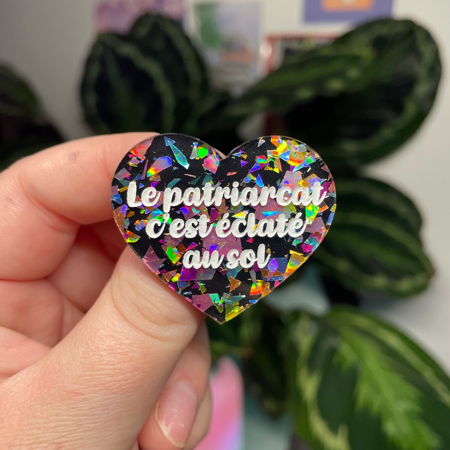 [Contrôle technique] Broche "Le patriarcat c'est éclaté au sol" en acrylique noire avec des éclats de confettis multicolores