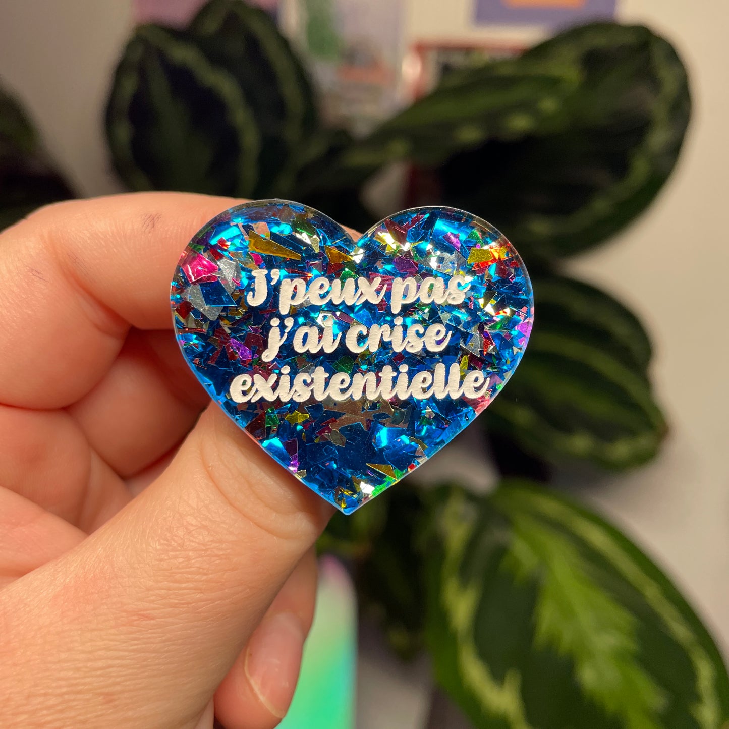[Contrôle technique] Broche "J'peux pas j'ai crise existentielle" en acrylique transparente avec des éclats de confettis bleus et multicolores